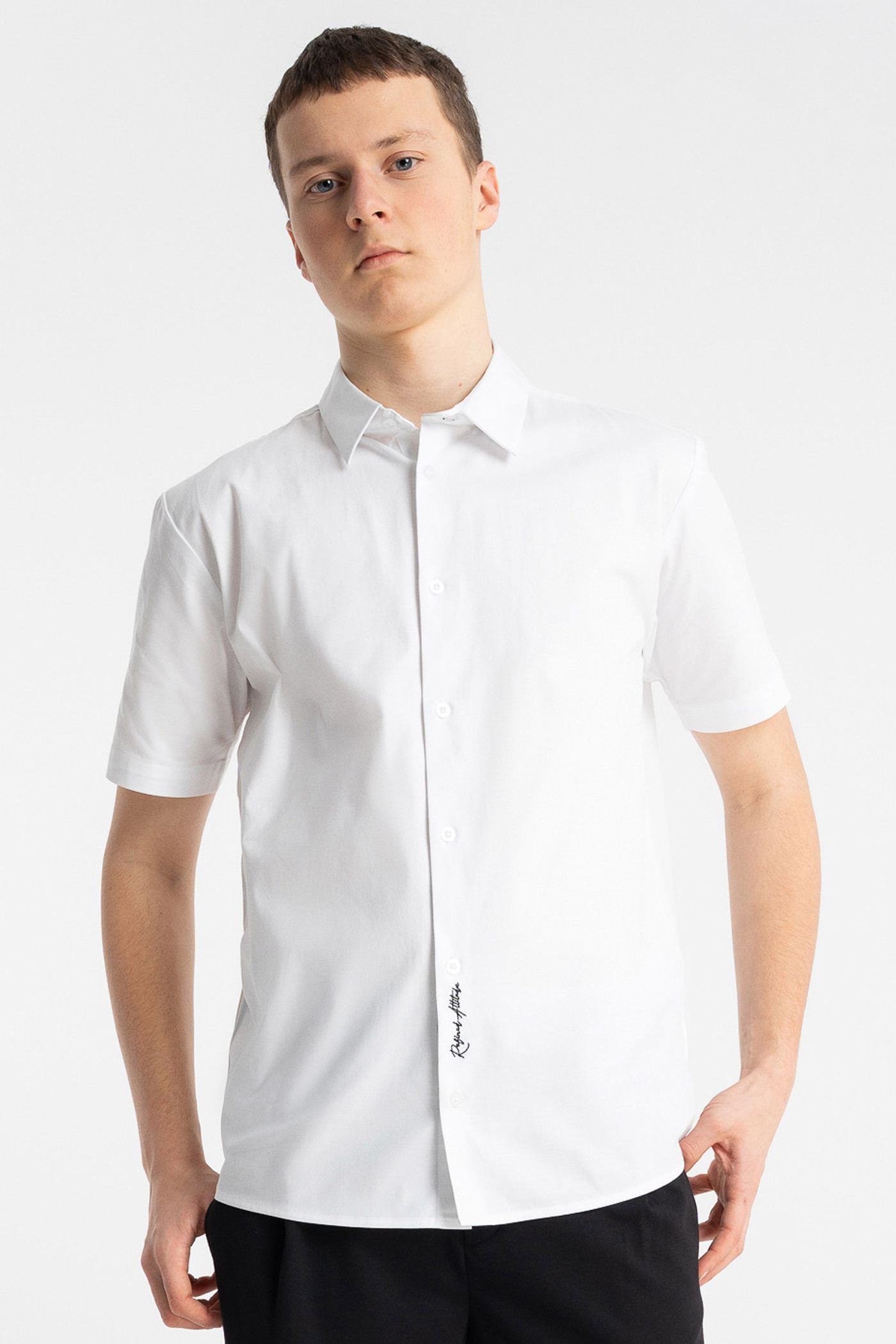 Biała koszula REGULAR z krótkim rękawem z minimalistycznym haftem
