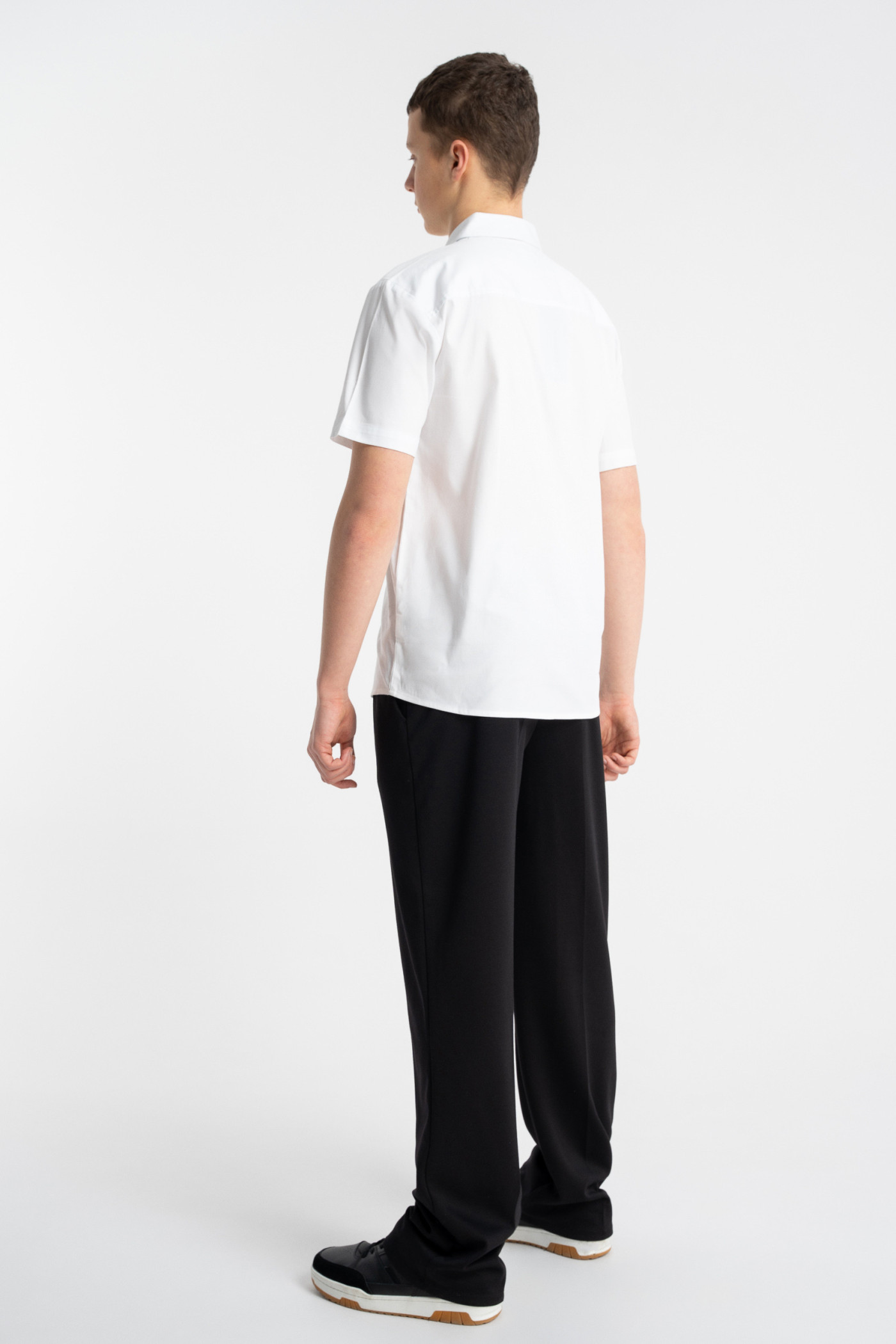 Biała koszula REGULAR z krótkim rękawem z minimalistycznym haftem