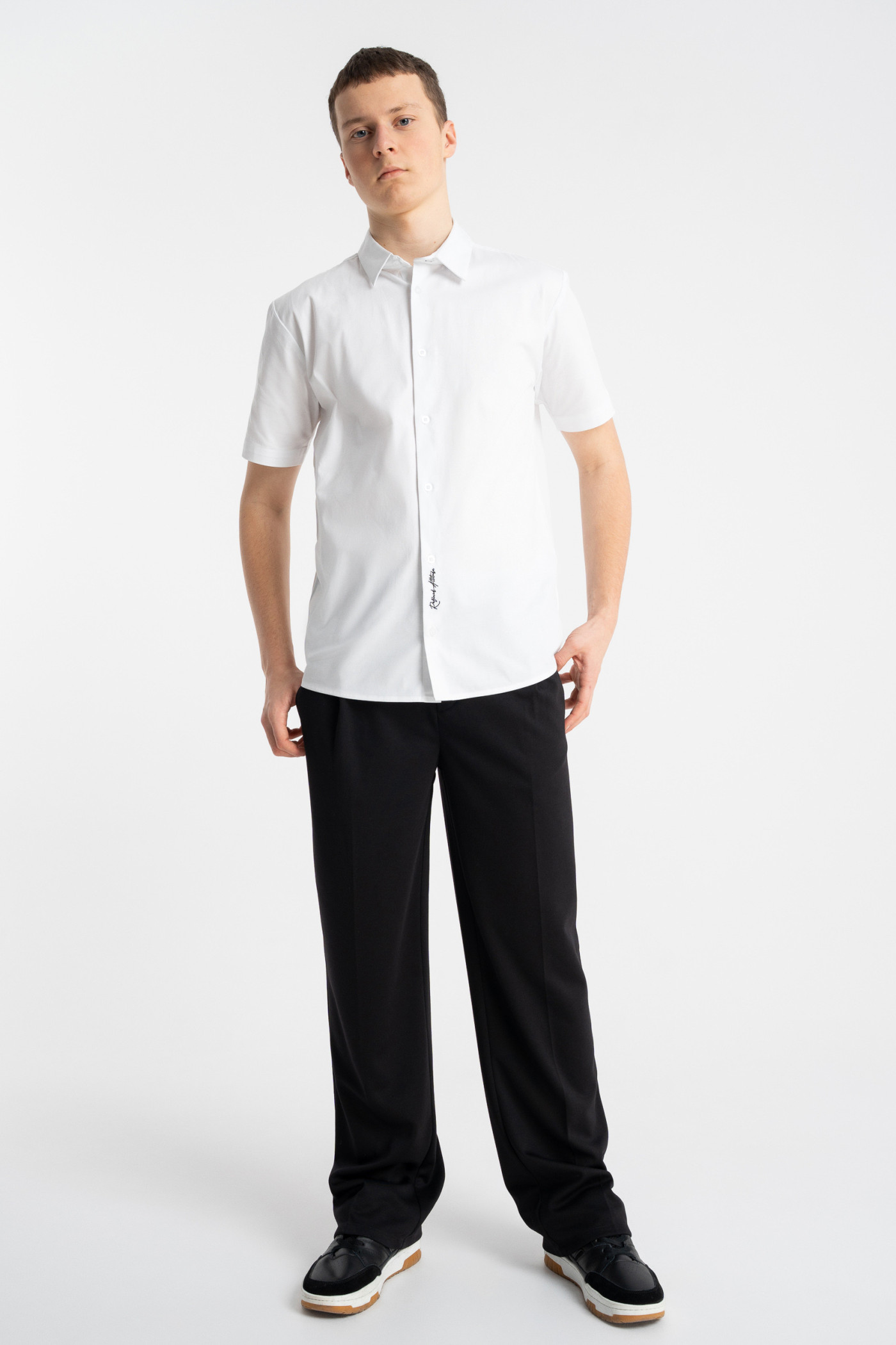 Biała koszula REGULAR z krótkim rękawem z minimalistycznym haftem