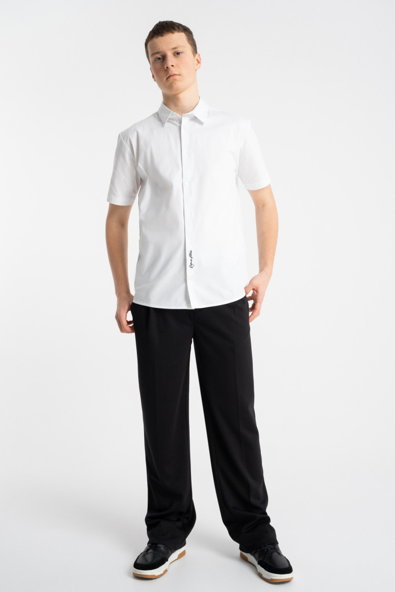 Biała koszula REGULAR z krótkim rękawem z minimalistycznym haftem