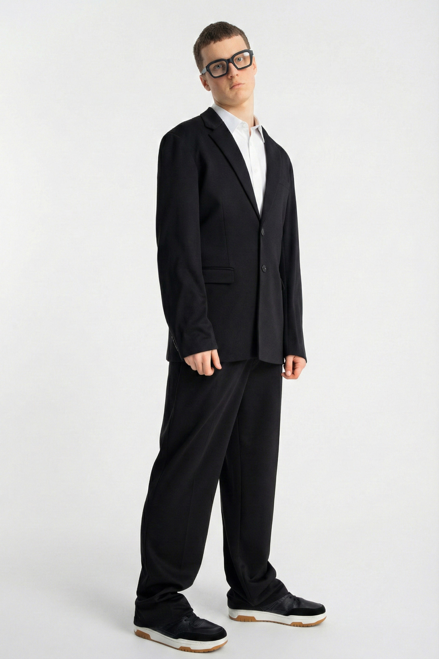 Biała koszula REGULAR z krótkim rękawem z minimalistycznym haftem