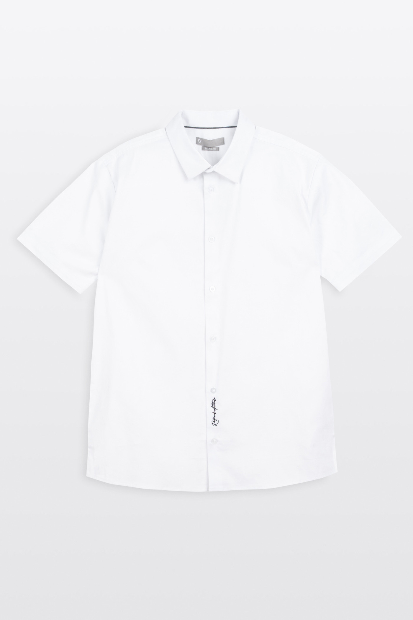 Biała koszula REGULAR z krótkim rękawem z minimalistycznym haftem