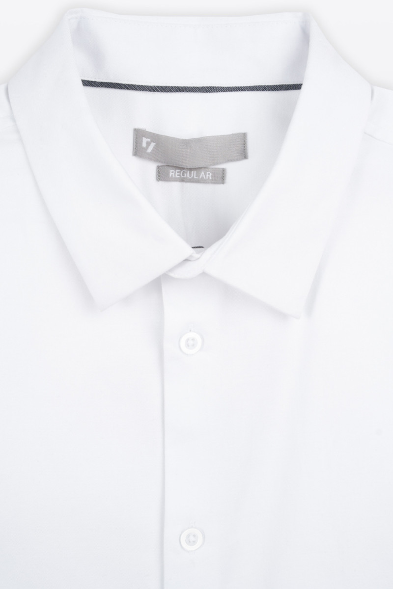 Biała koszula REGULAR z krótkim rękawem z minimalistycznym haftem