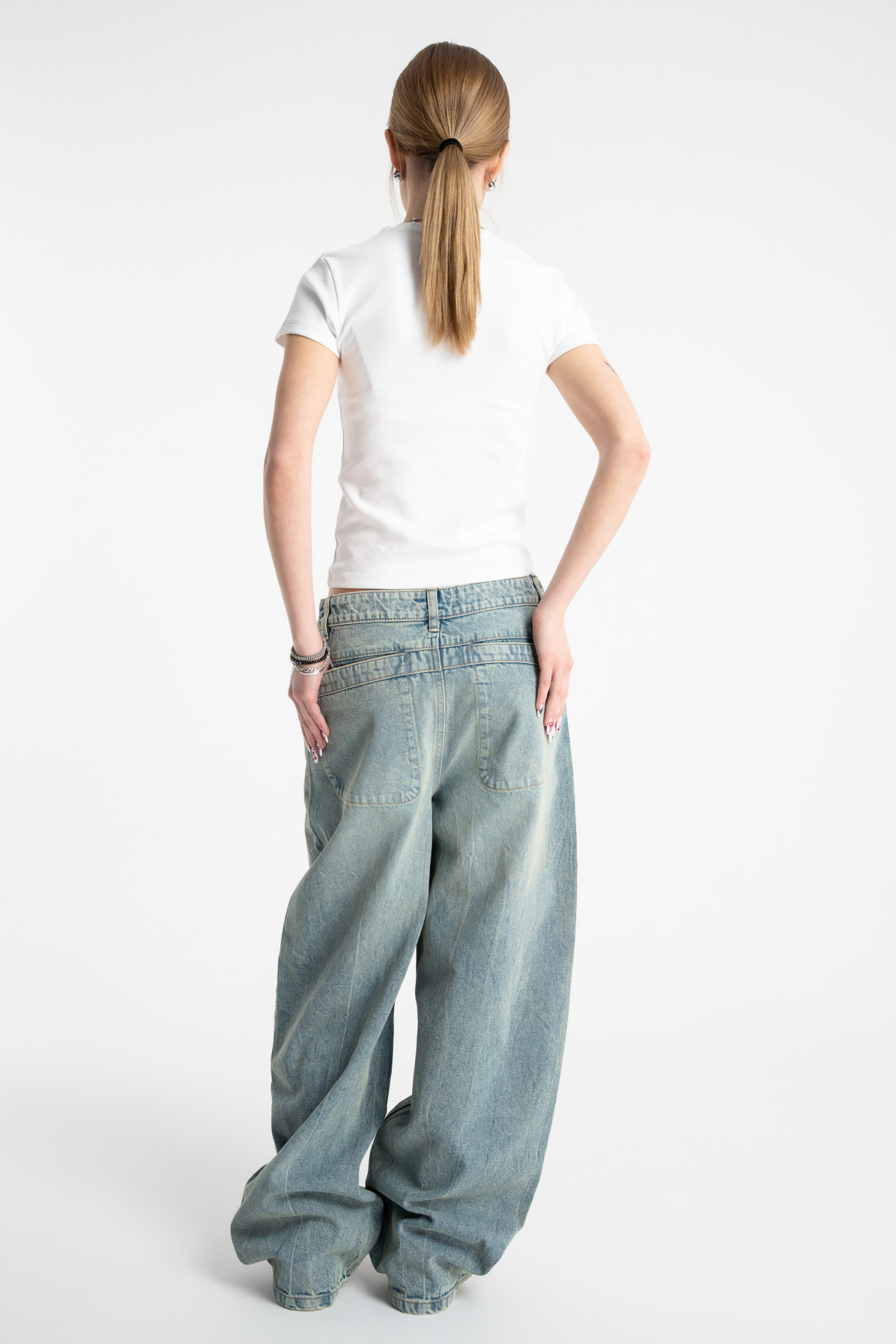 Biała bluzka z krótkimi rękawami z ozdobnym haftem z przodu