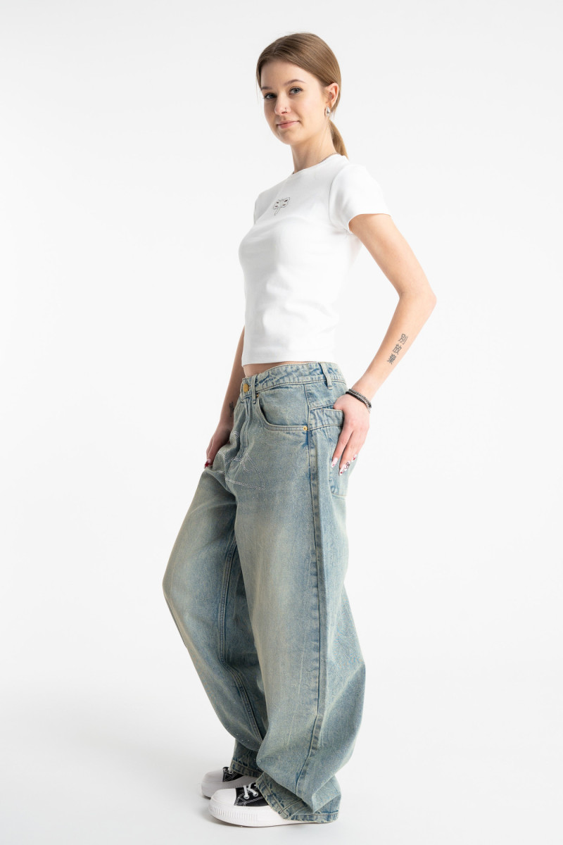 Biała bluzka z krótkimi rękawami z ozdobnym haftem z przodu