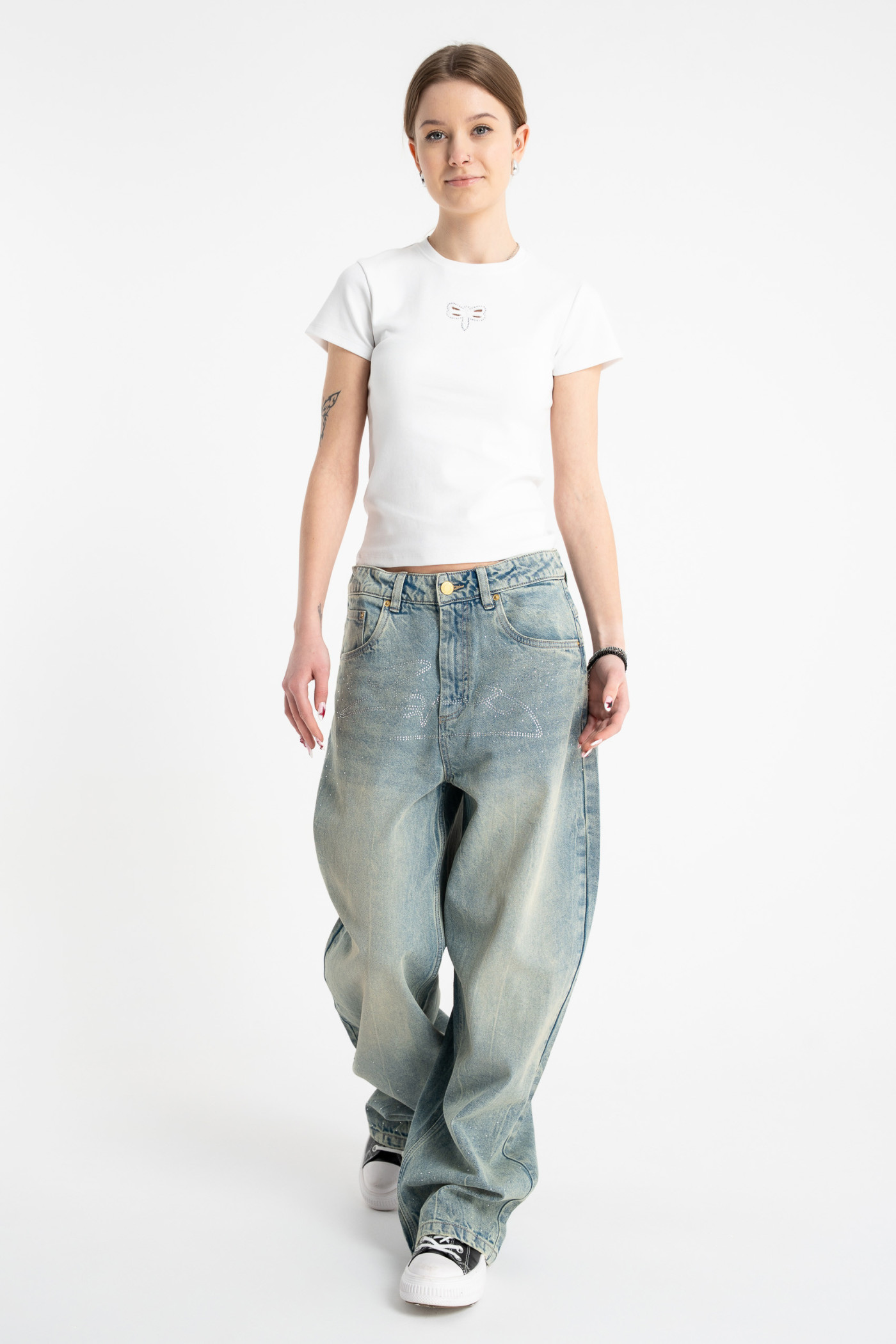 Biała bluzka z krótkimi rękawami z ozdobnym haftem z przodu