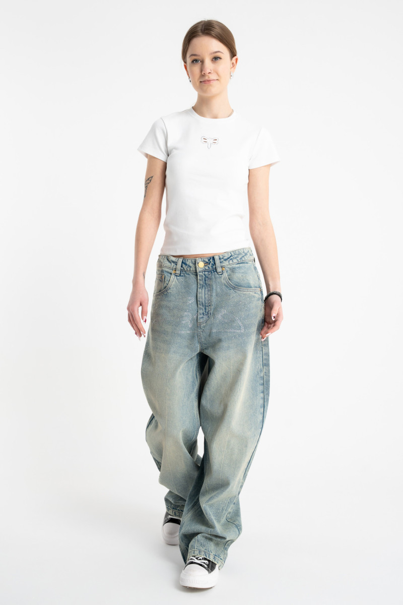 Biała bluzka z krótkimi rękawami z ozdobnym haftem z przodu