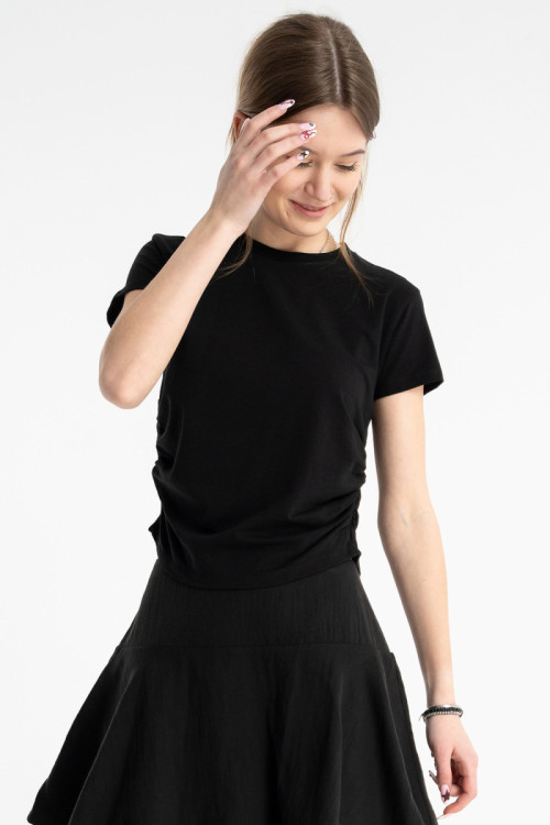 Czarna bluzka z krótkim rękawem marszczona w pasie