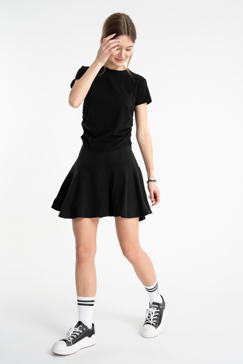 Czarna bluzka z krótkim rękawem marszczona w pasie