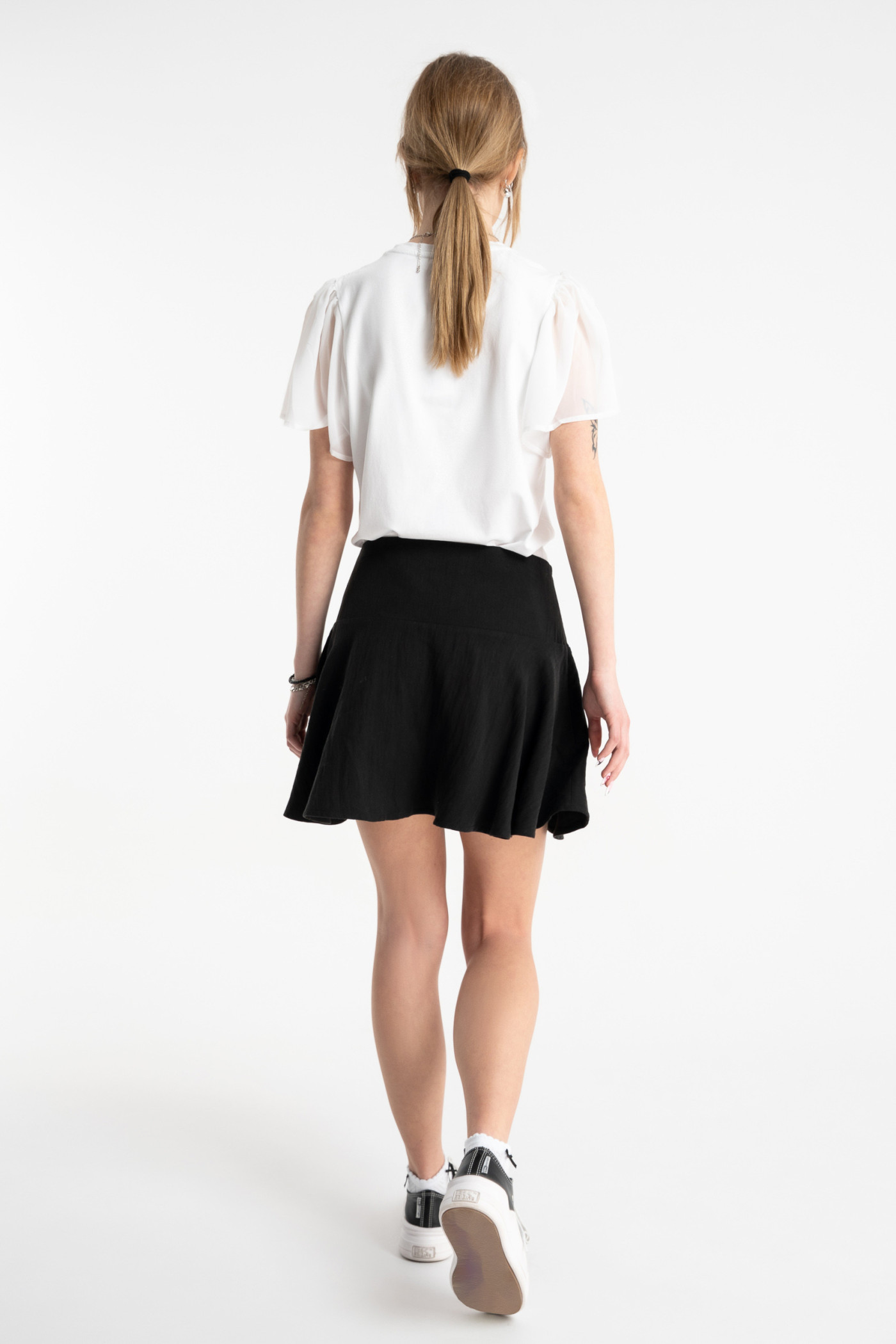 Biała bluzka z krótkimi ozdobnymi rękawami