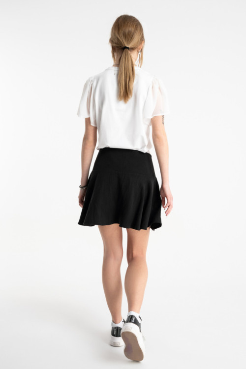 Biała bluzka z krótkimi ozdobnymi rękawami