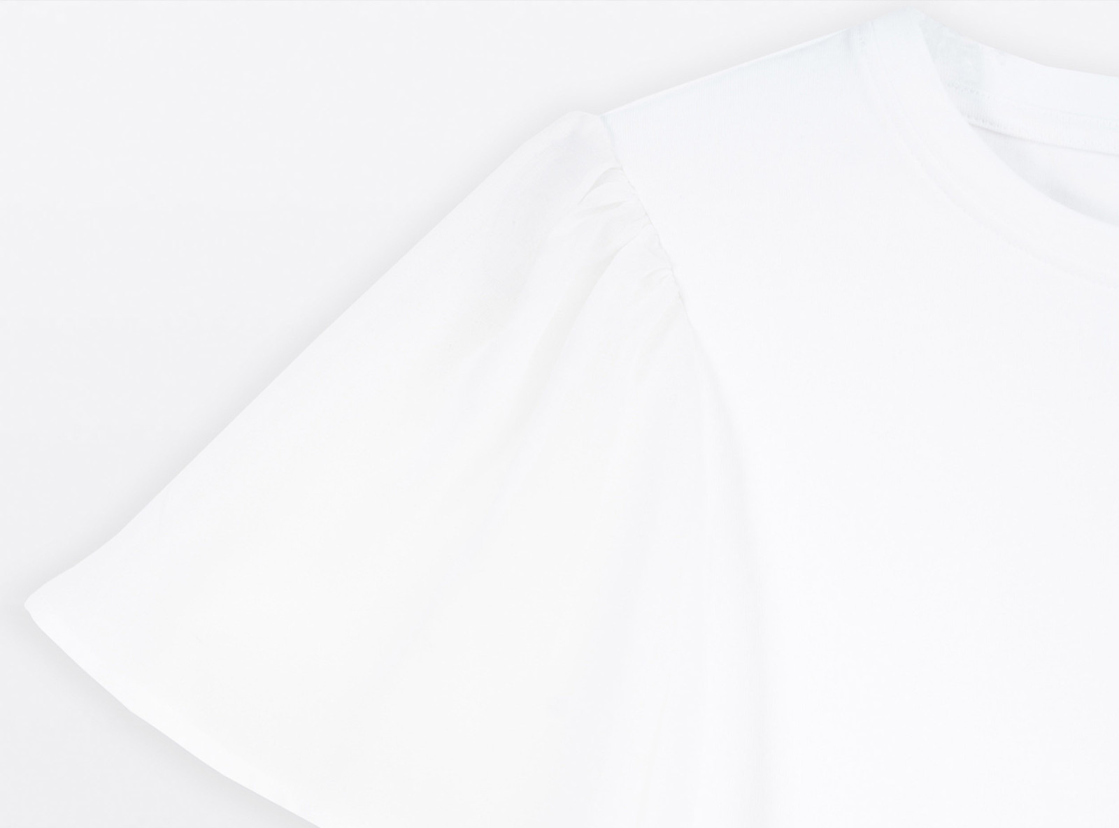 Biała bluzka z krótkimi ozdobnymi rękawami