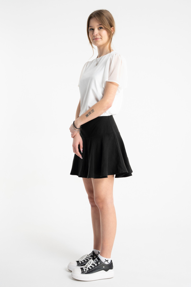 Biała bluzka z krótkimi ozdobnymi rękawami