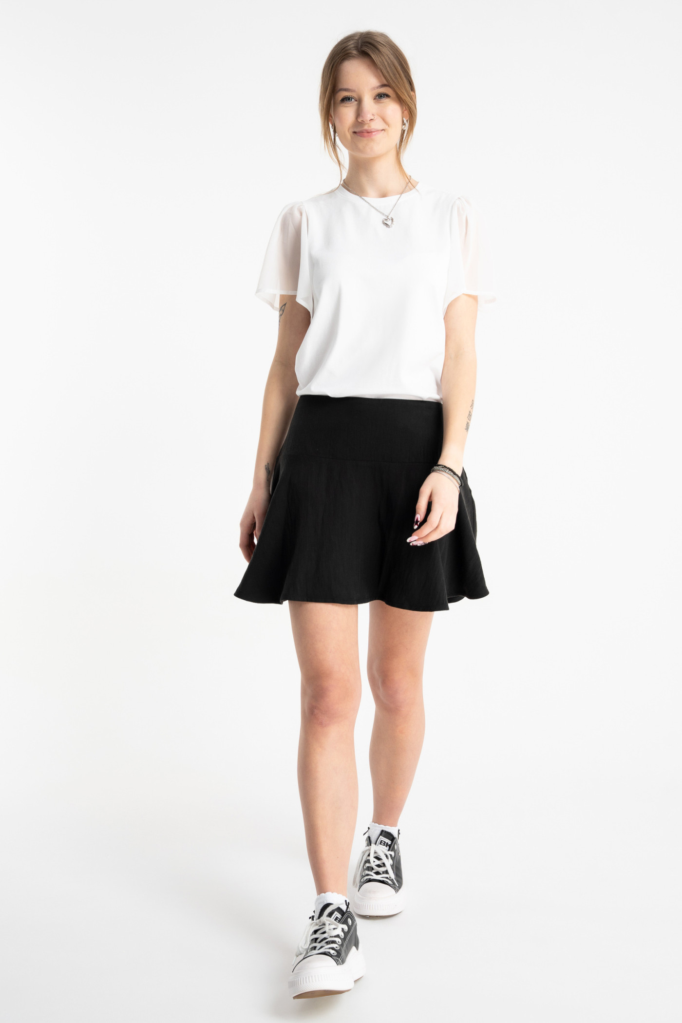 Biała bluzka z krótkimi ozdobnymi rękawami