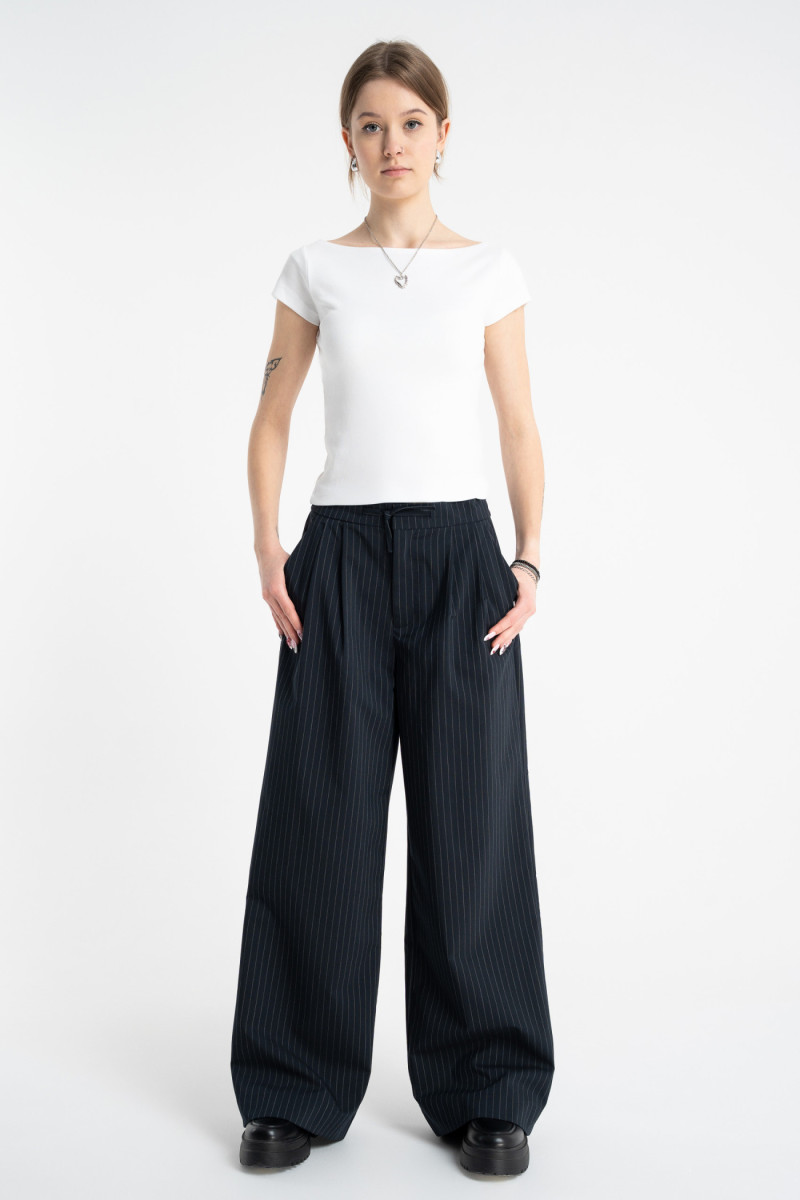 Gładka biała bluzka z dekoltem łódką