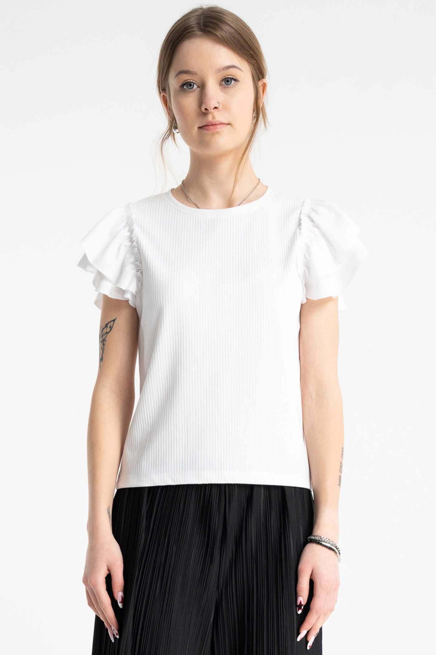 Biała bluzka z dzianiny prążkowanej z krótkimi ozdobnymi rękawami