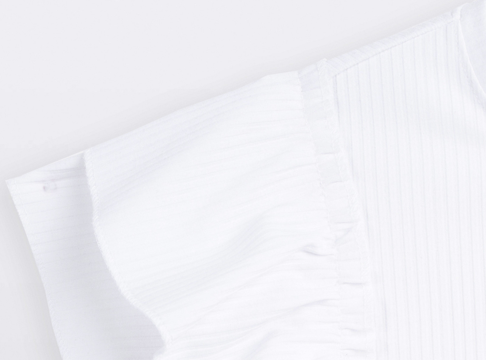 Biała bluzka z dzianiny prążkowanej z krótkimi ozdobnymi rękawami