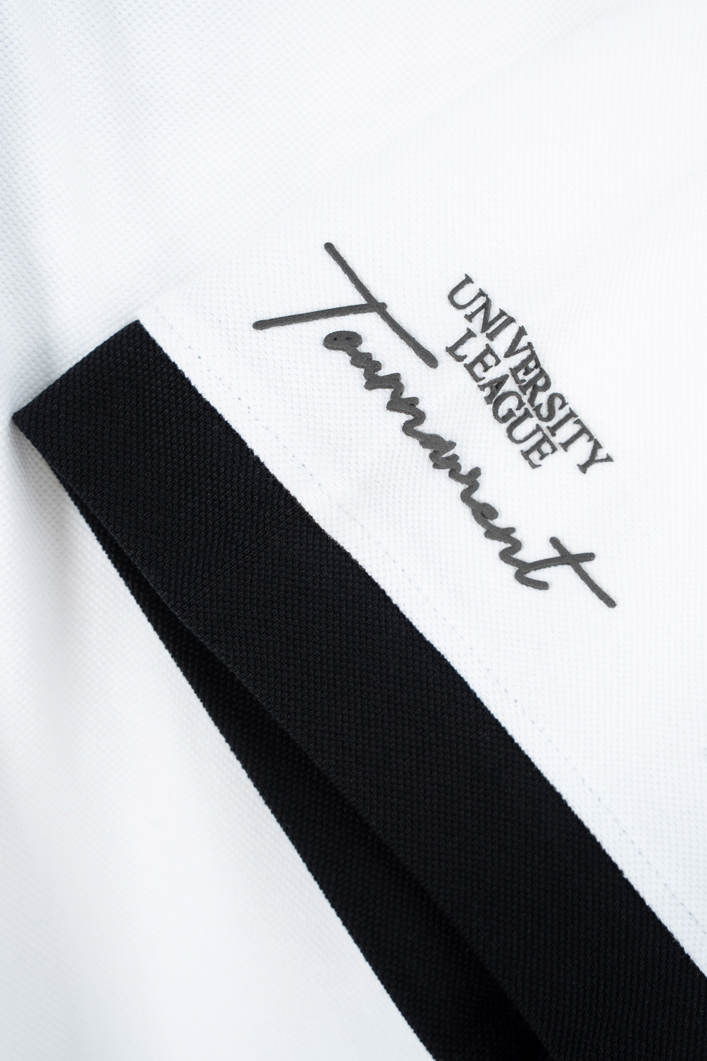 Biała koszulka polo z krótkim rękawem z kontrastową lamówką