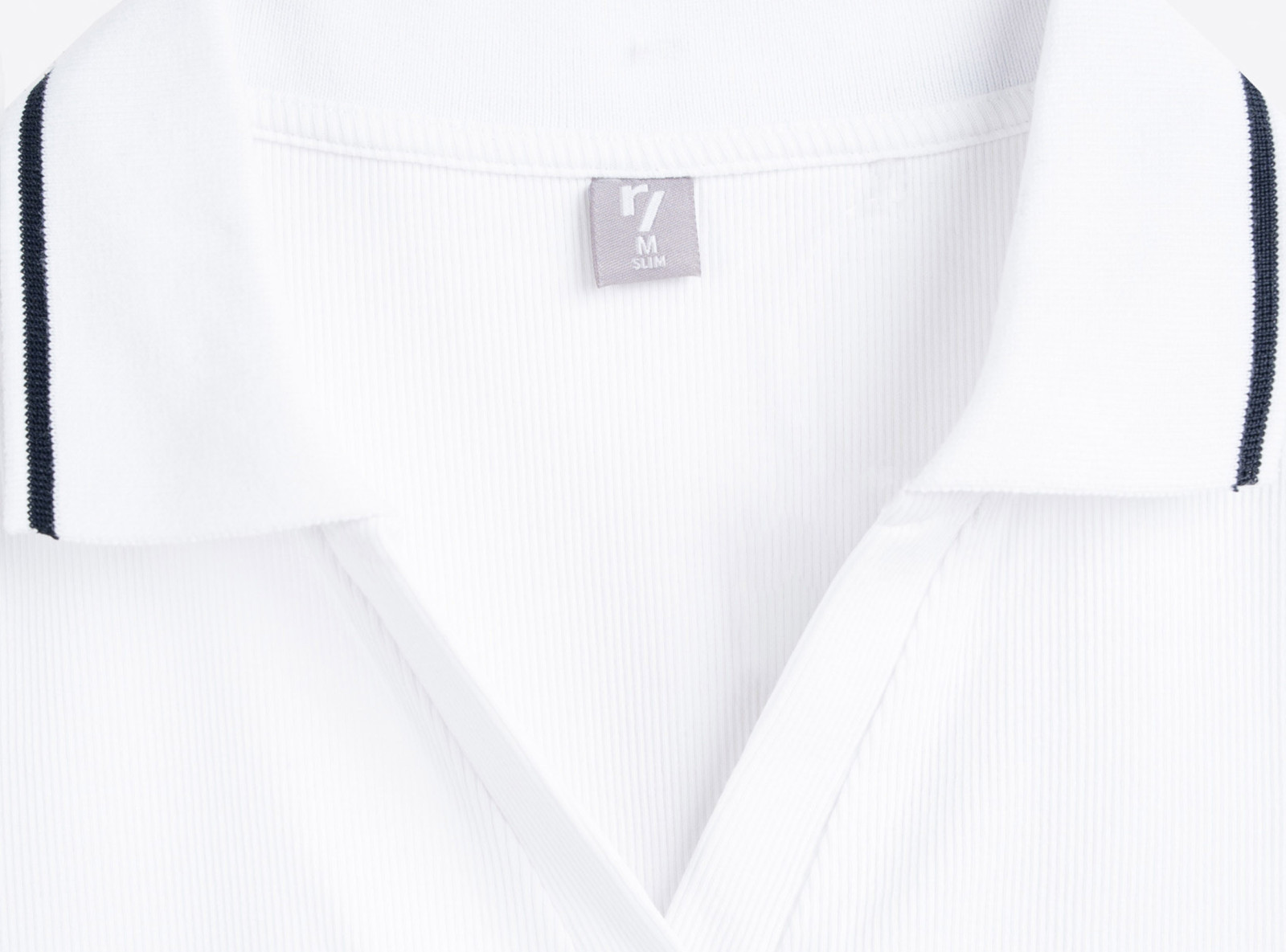 Koszulka polo z prążkowanej dzianiny z kontrastowym wykończeniem