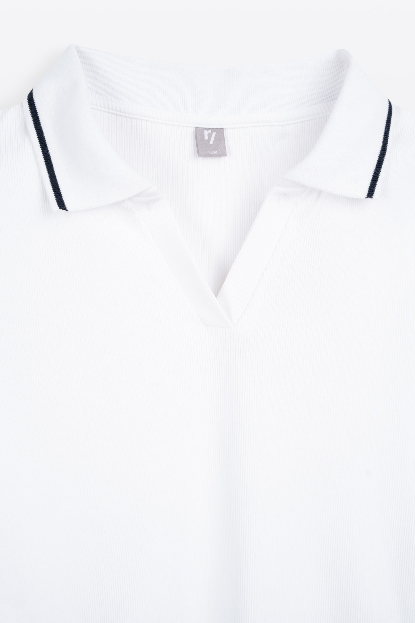 Koszulka polo z prążkowanej dzianiny z kontrastowym wykończeniem