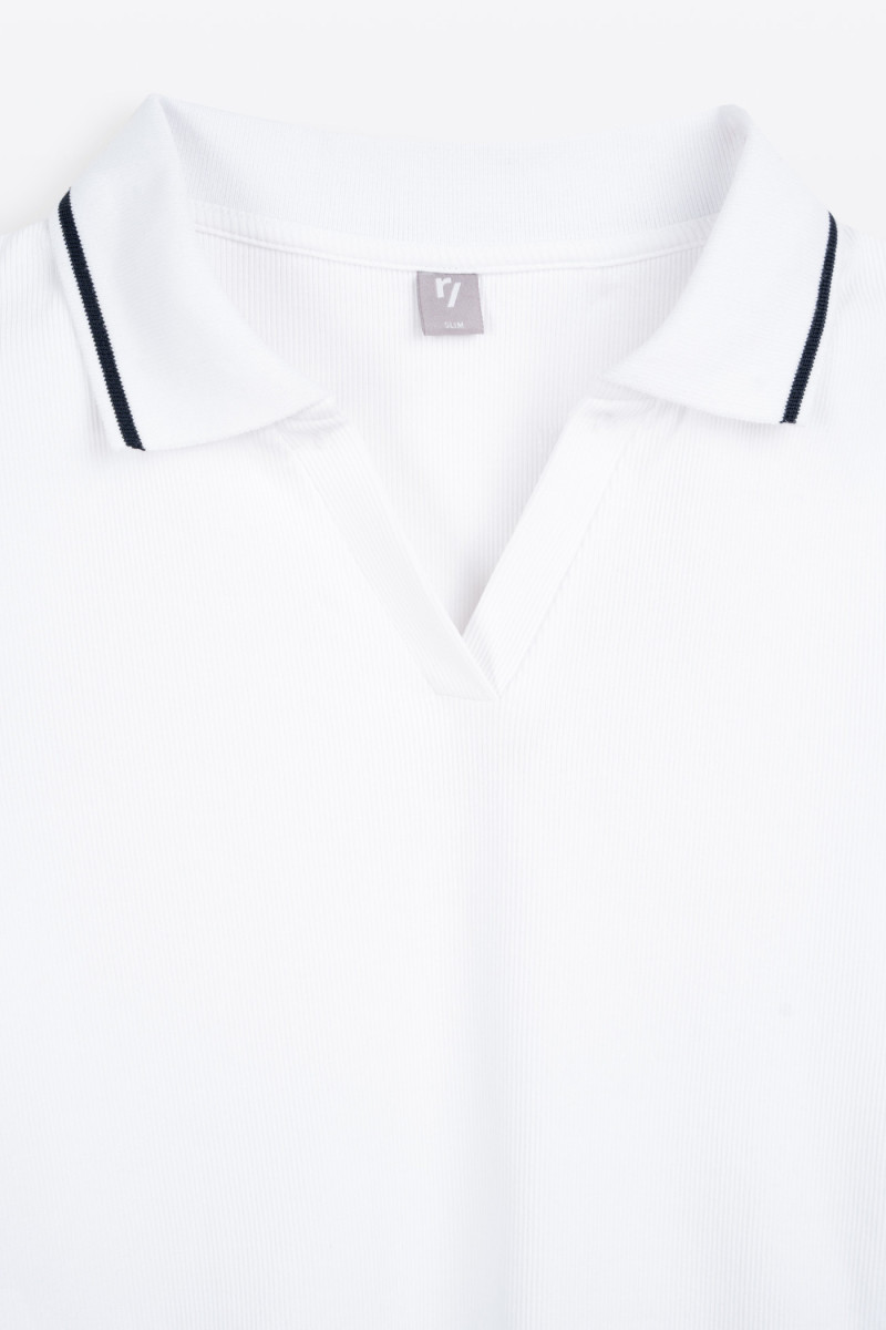 Koszulka polo z prążkowanej dzianiny z kontrastowym wykończeniem