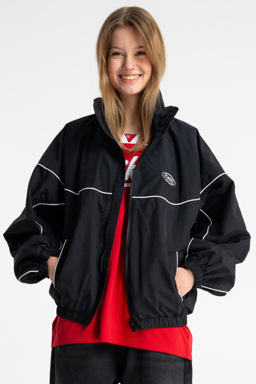 Czarna kurtka ortalionowa na stójce z odpinanym kapturem