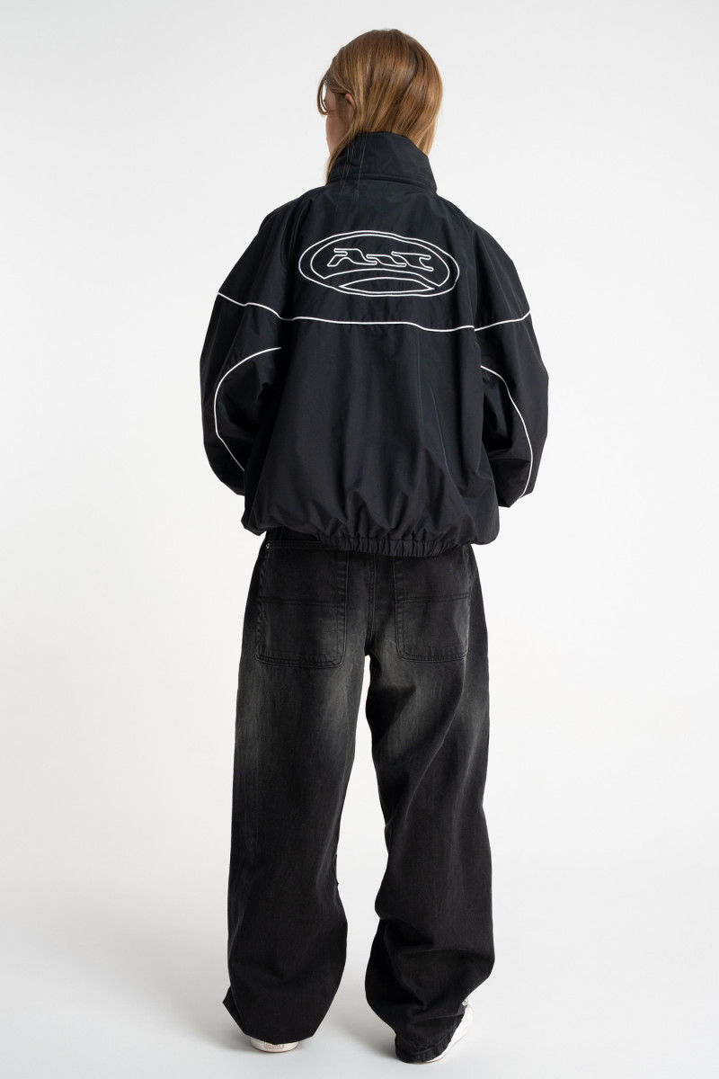 Czarna kurtka ortalionowa na stójce z odpinanym kapturem