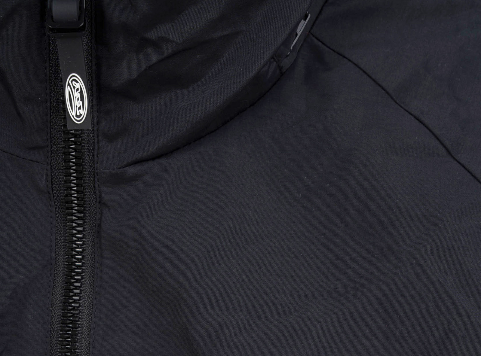 Czarna kurtka ortalionowa na stójce z odpinanym kapturem