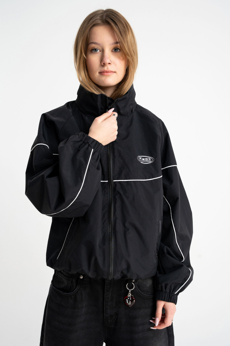 Czarna kurtka ortalionowa na stójce z odpinanym kapturem