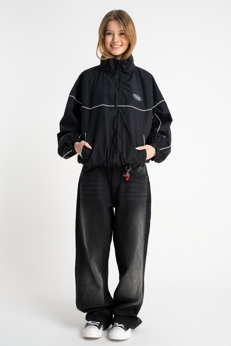 Czarna kurtka ortalionowa na stójce z odpinanym kapturem