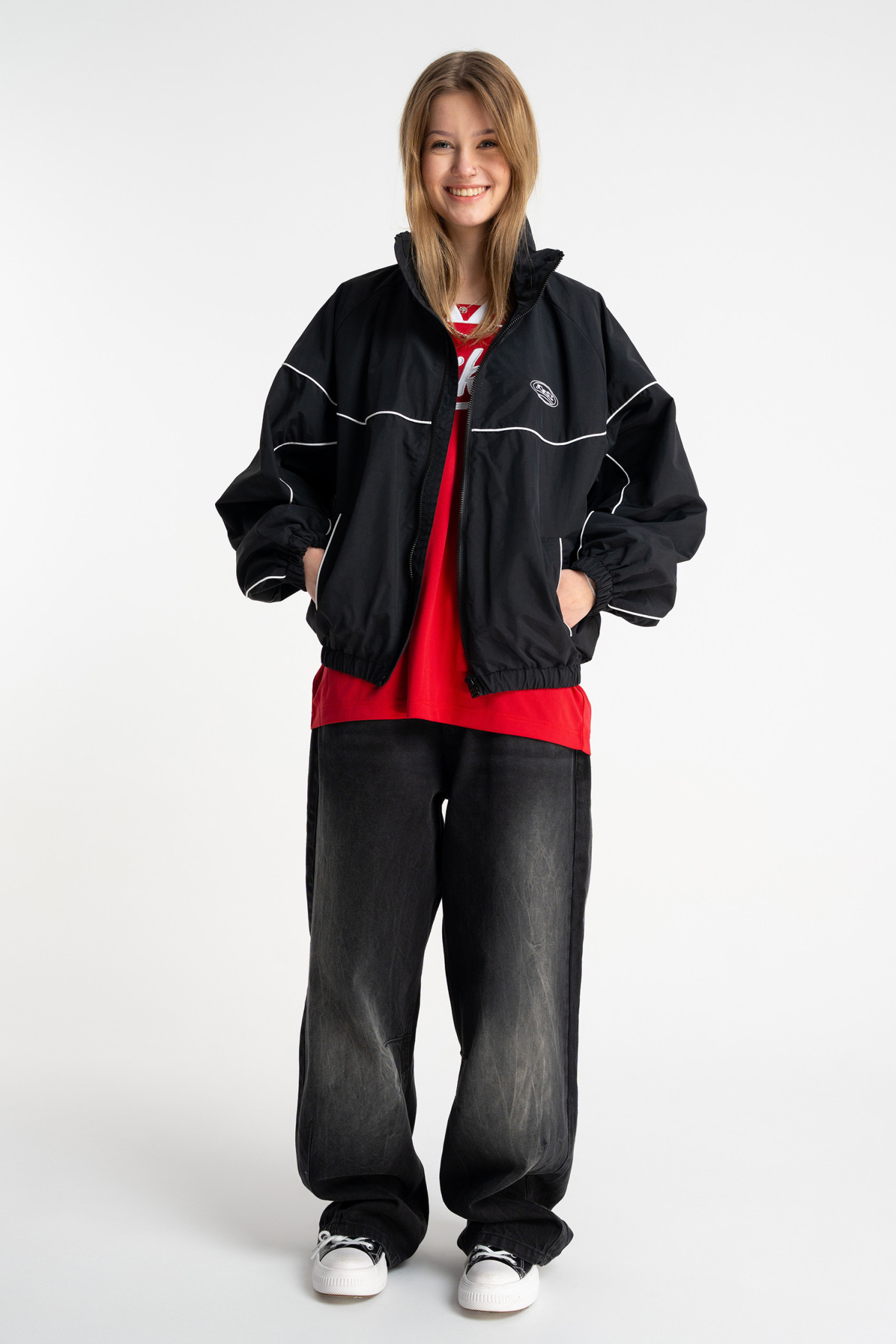 Czarna kurtka ortalionowa na stójce z odpinanym kapturem