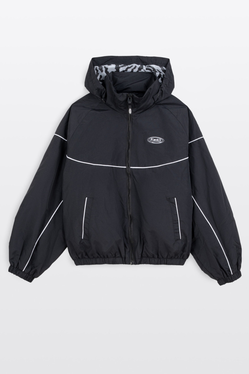 Czarna kurtka ortalionowa na stójce z odpinanym kapturem