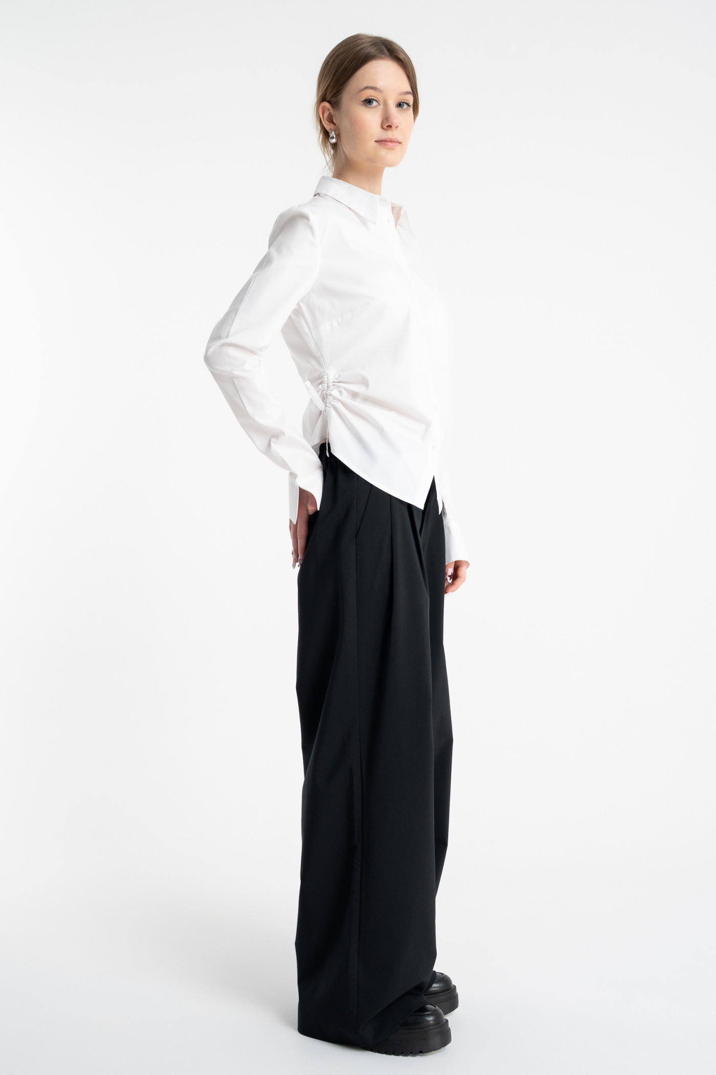 Biała koszula z modnymi marszczeniami w pasie z długim rękawem