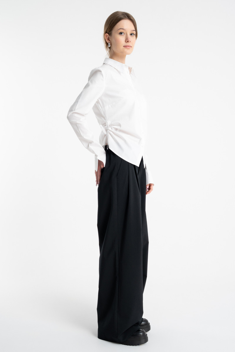 Biała koszula z modnymi marszczeniami w pasie z długim rękawem