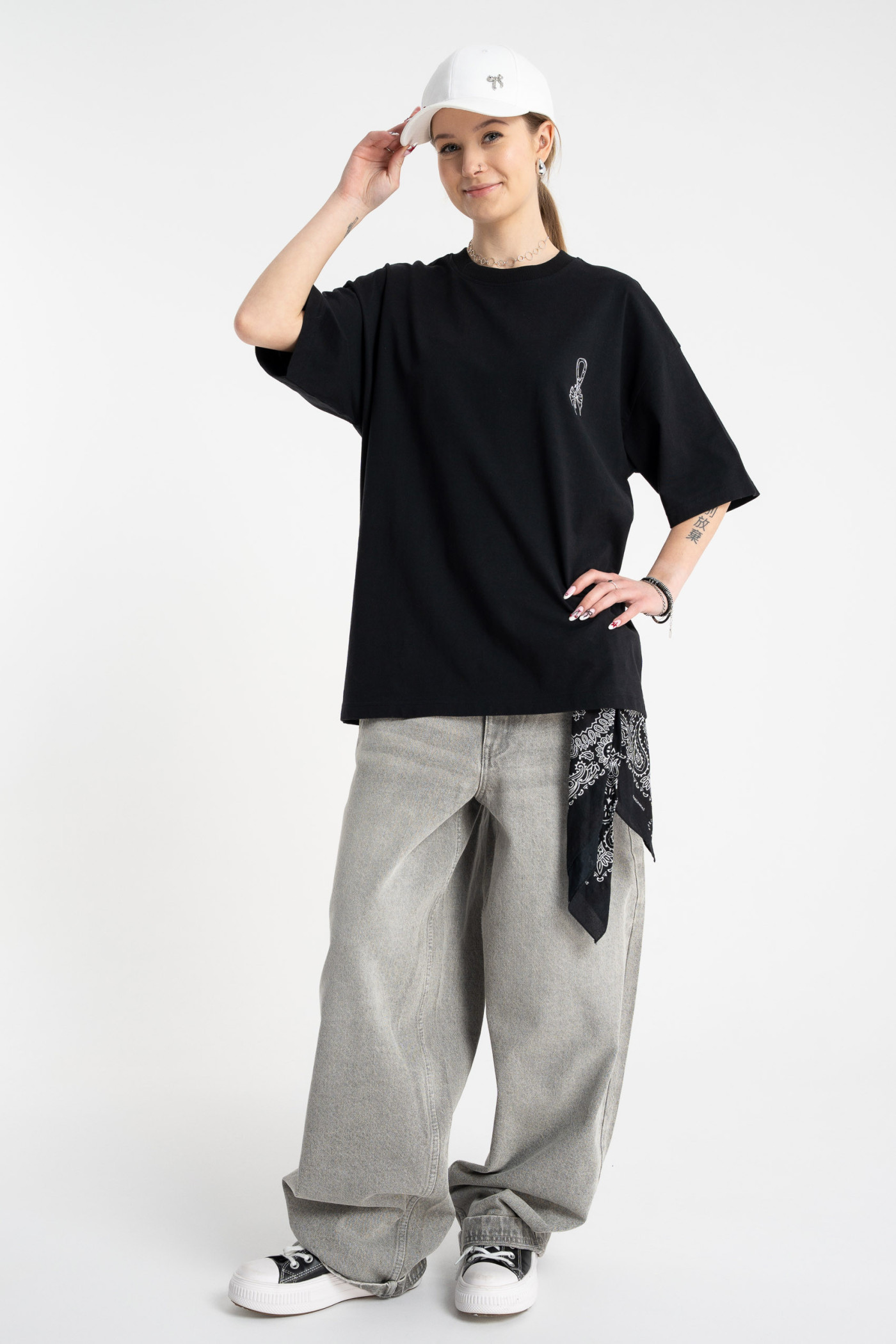 Czarny t-shirt OVERSIZE z minimalistyczną grafiką