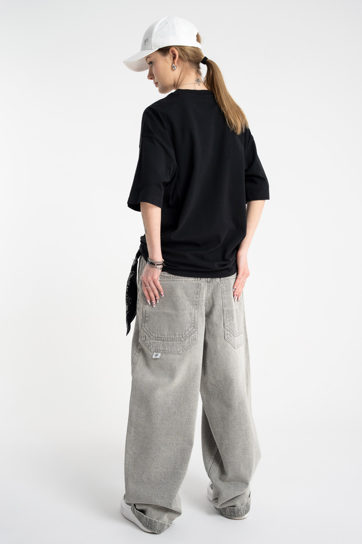 Czarny t-shirt OVERSIZE z minimalistyczną grafiką