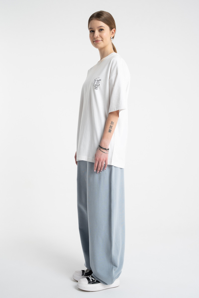 Biały t-shirt OVERSIZE z minimalistyczną grafiką