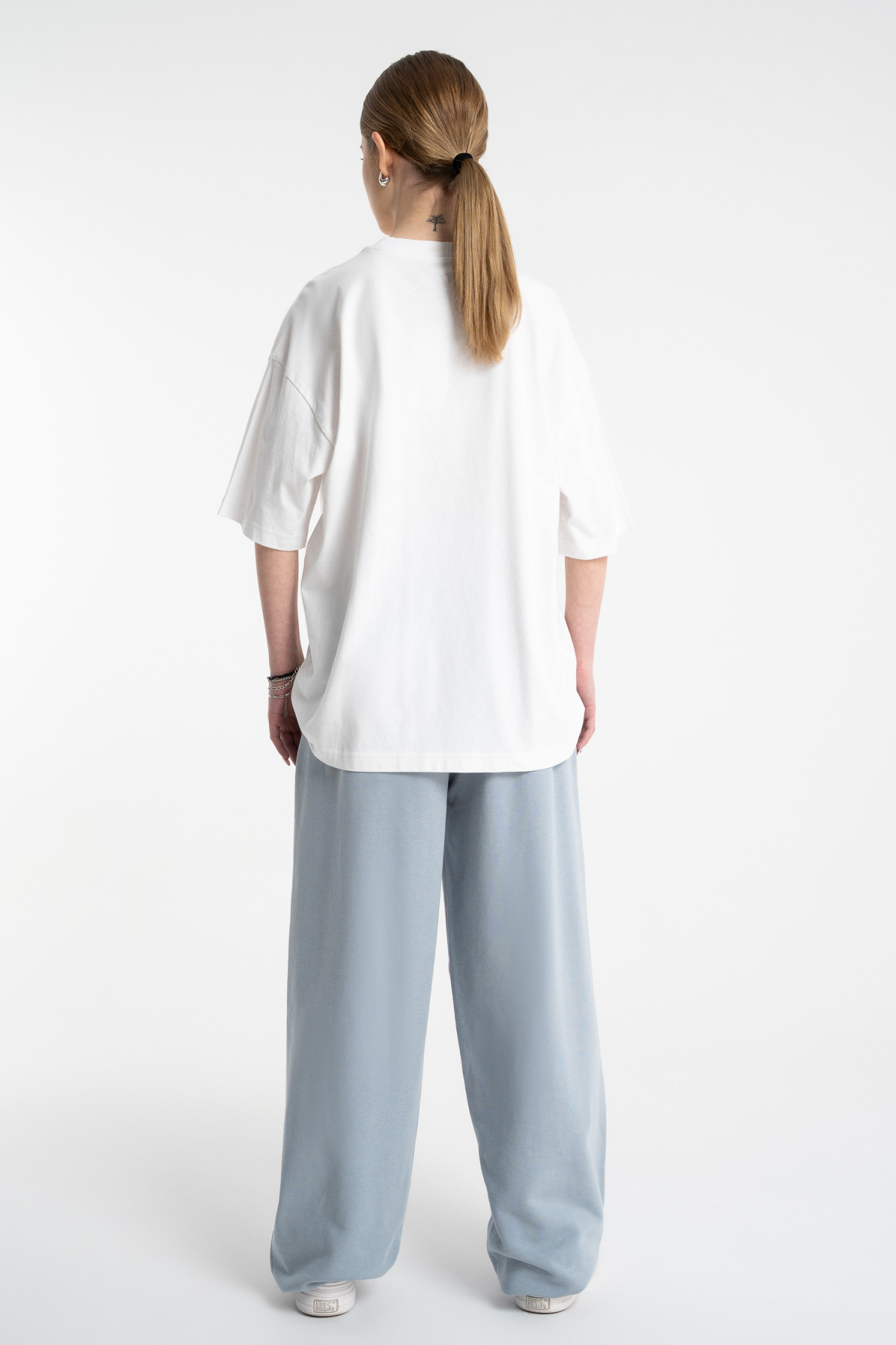 Biały t-shirt OVERSIZE z minimalistyczną grafiką