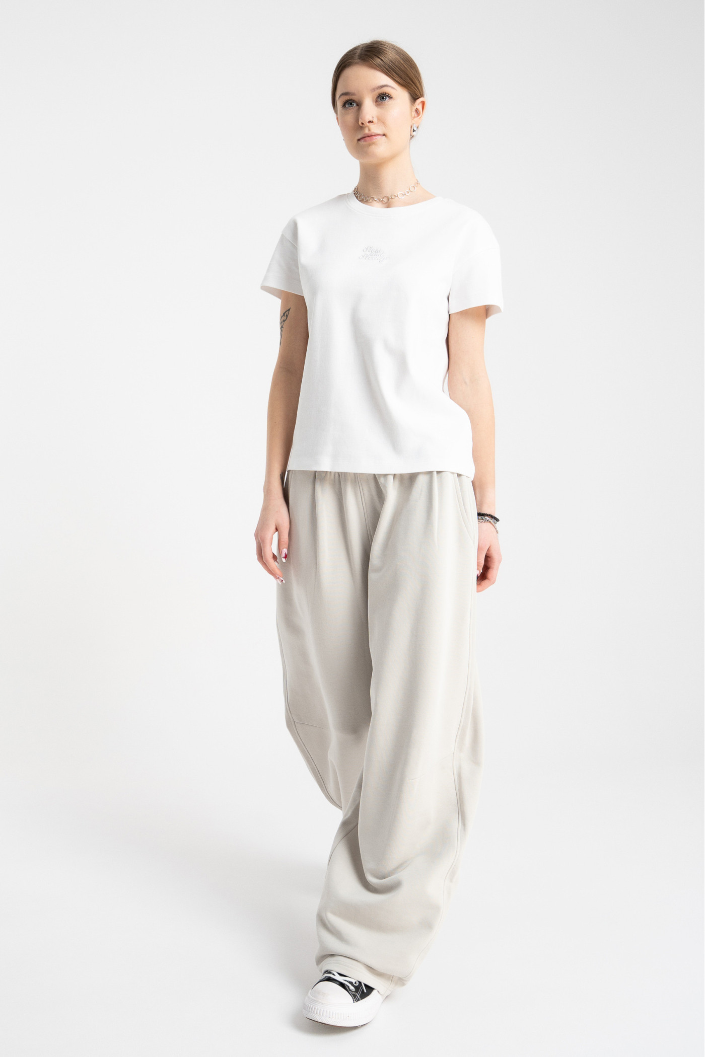 Biała bluzka REGULAR z krótkimi rękawami z minimalistycznym haftem