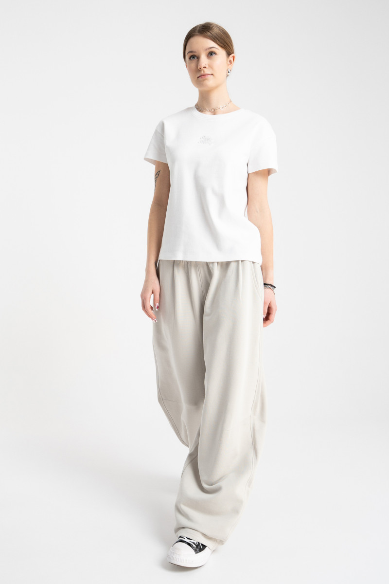 Biała bluzka REGULAR z krótkimi rękawami z minimalistycznym haftem