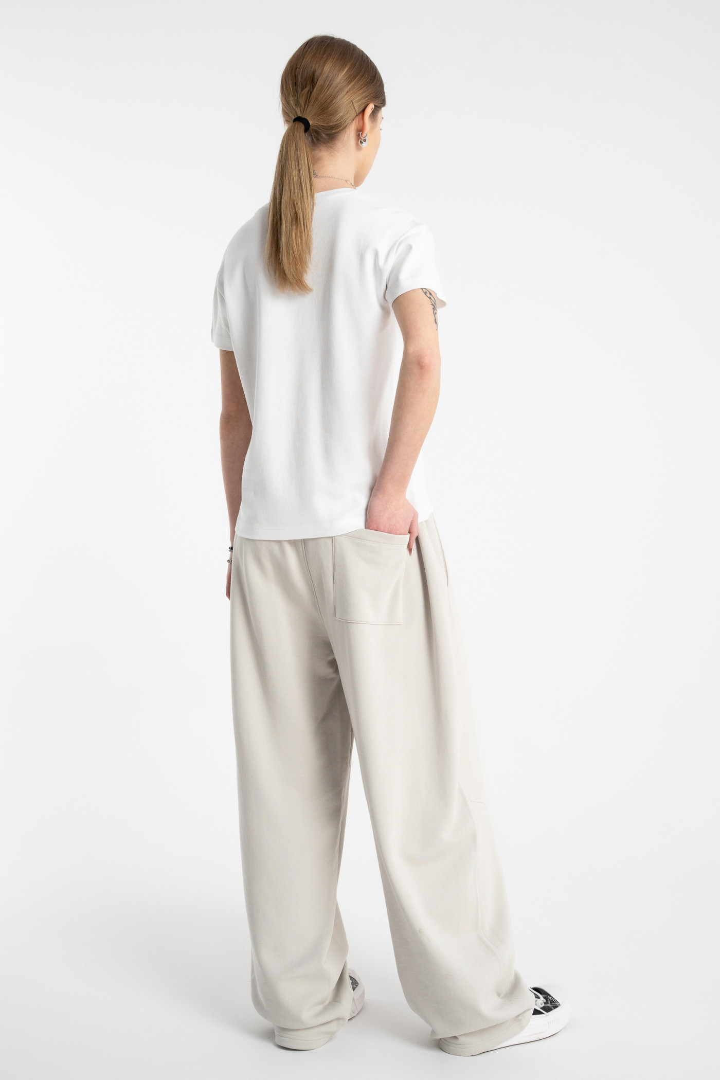 Biała bluzka REGULAR z krótkimi rękawami z minimalistycznym haftem