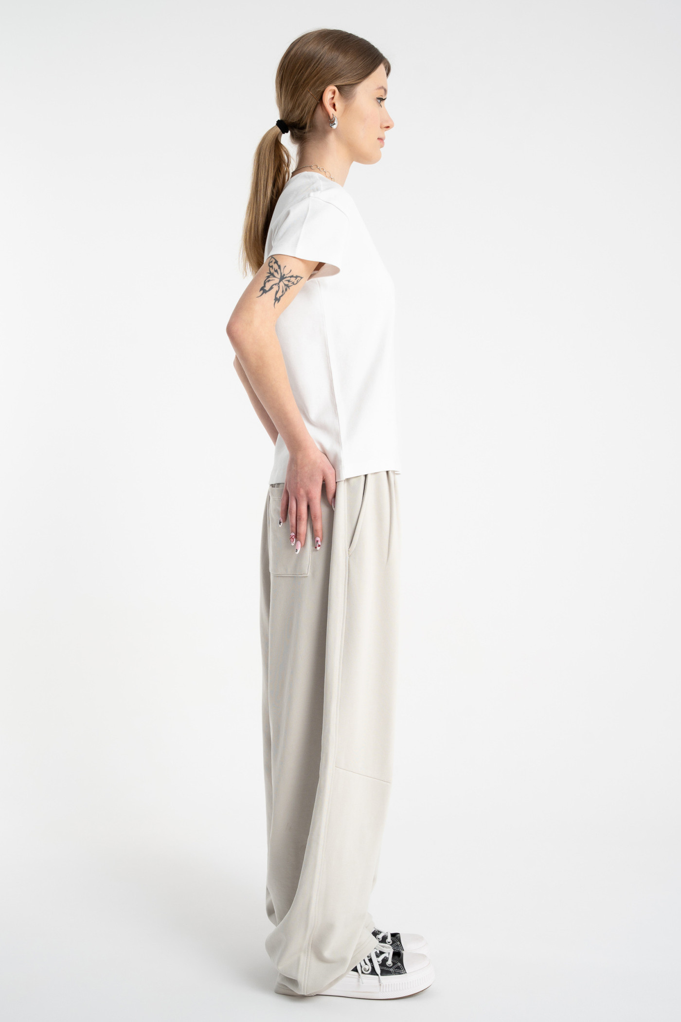 Biała bluzka REGULAR z krótkimi rękawami z minimalistycznym haftem