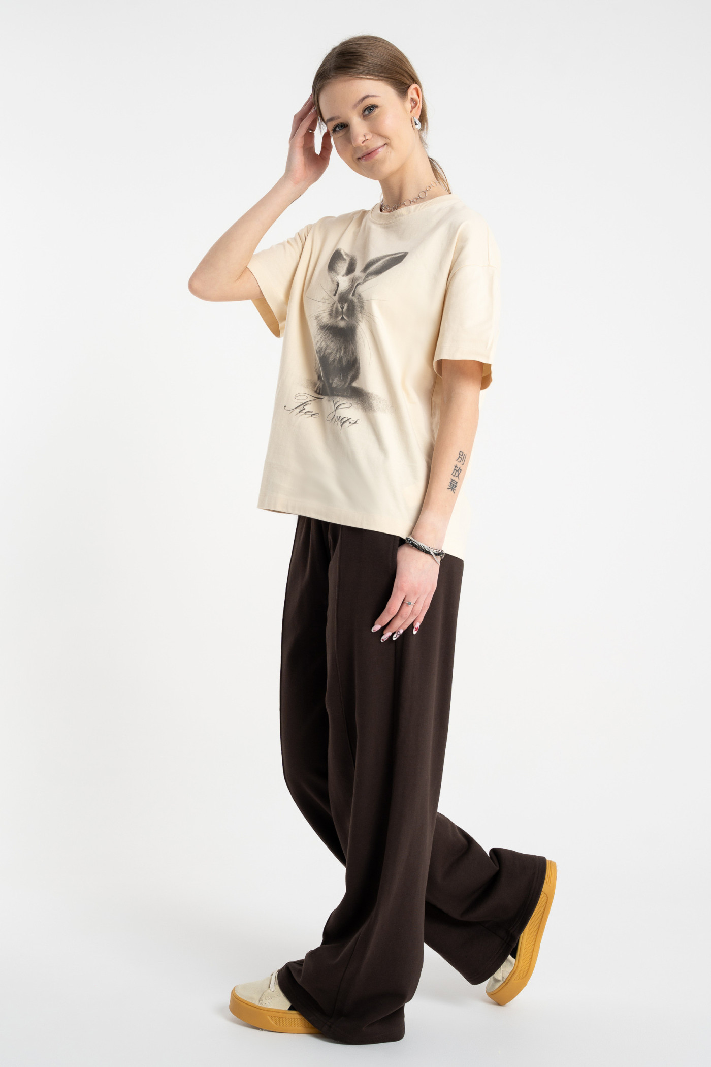 Kremowy t-shirt COMFORT z autorską grafiką z przodu