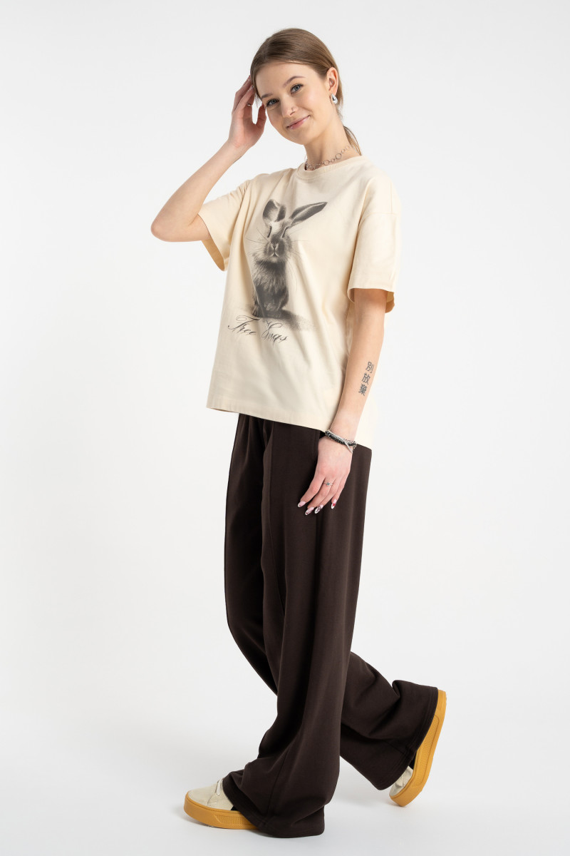 Kremowy t-shirt COMFORT z autorską grafiką z przodu