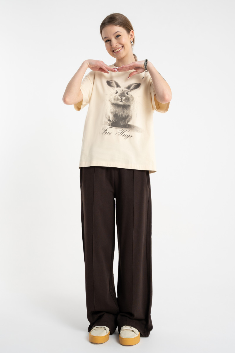 Kremowy t-shirt COMFORT z autorską grafiką z przodu