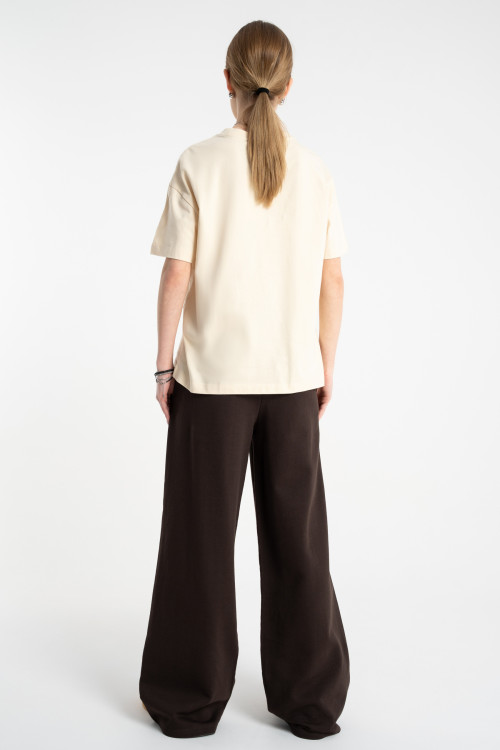 Kremowy t-shirt COMFORT z autorską grafiką z przodu