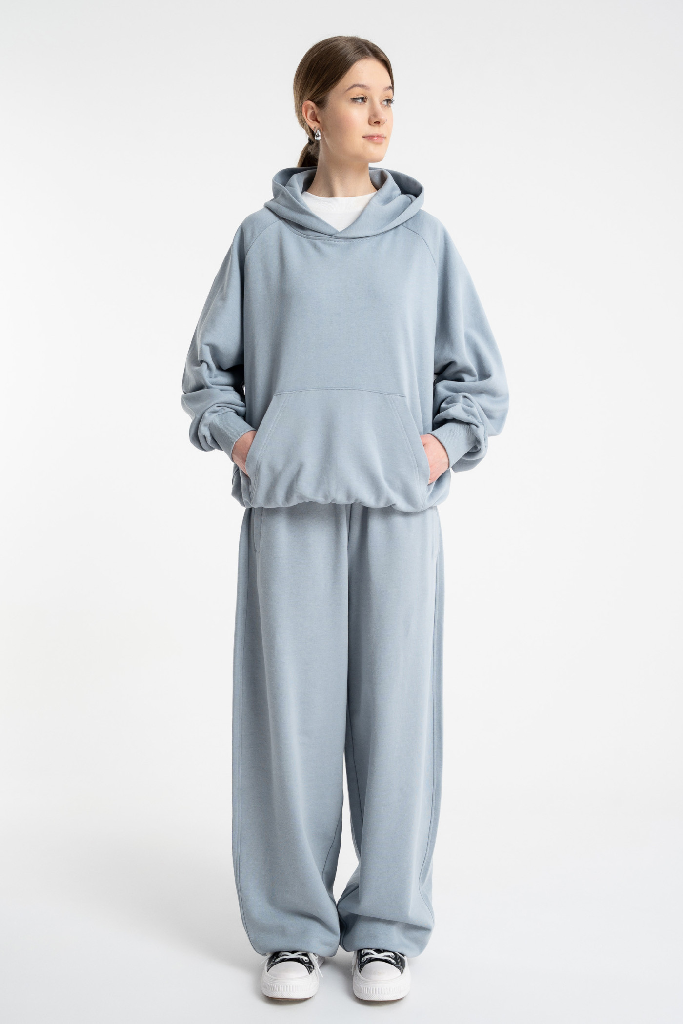 Jasnoniebieska bluza BOXY z kapturem z minimalistycznym haftem na rękawie