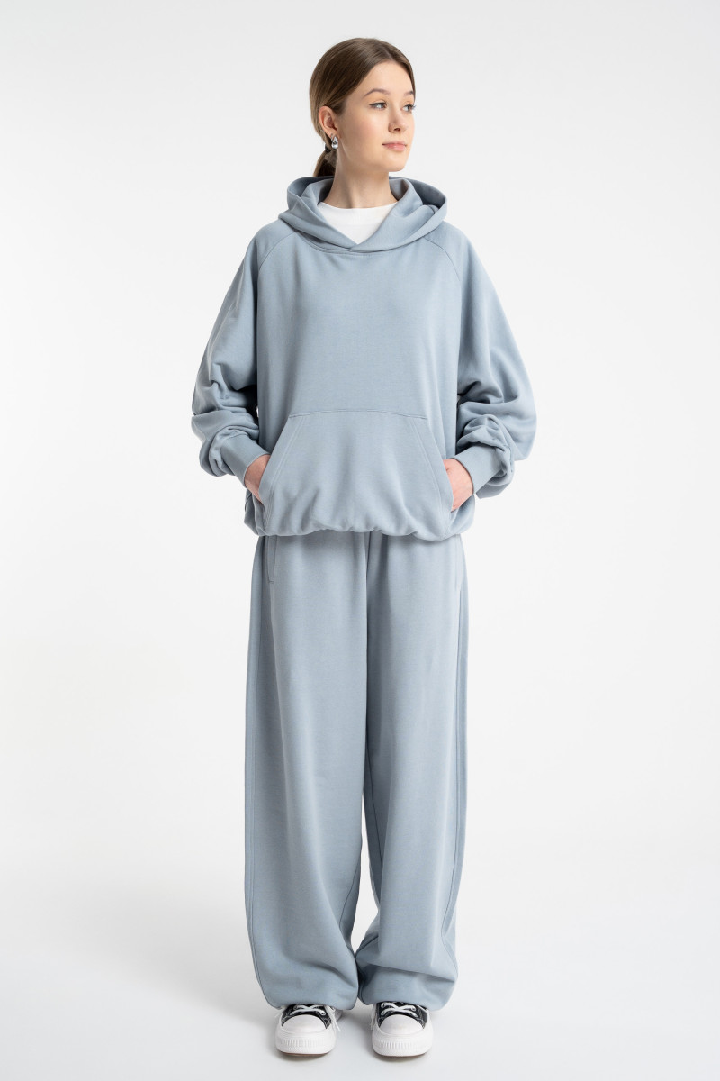 Jasnoniebieska bluza BOXY z kapturem z minimalistycznym haftem na rękawie