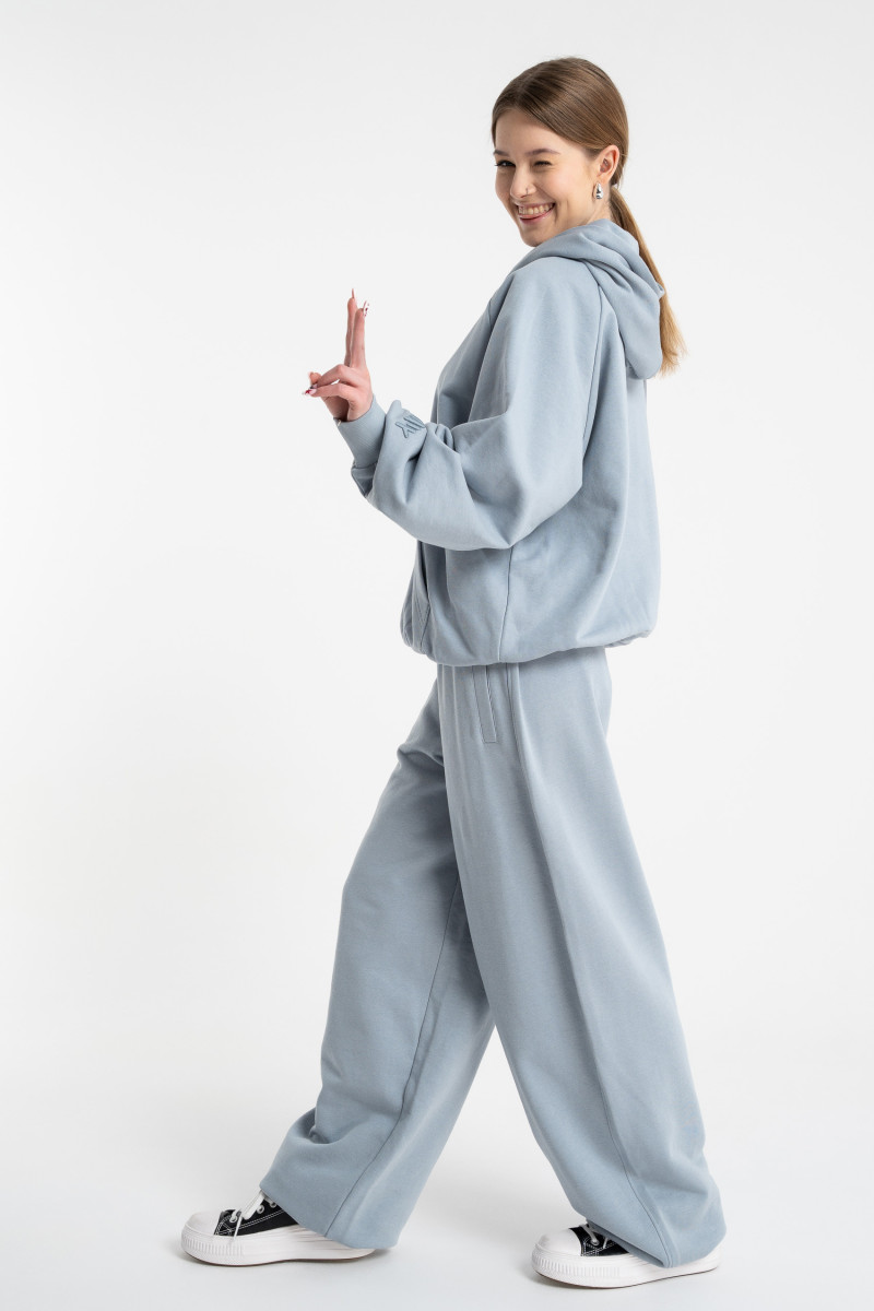 Jasnoniebieska bluza BOXY z kapturem z minimalistycznym haftem na rękawie