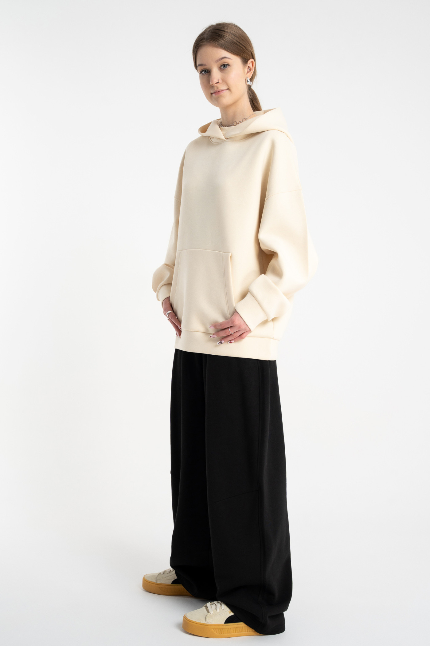 Kremowa bluza z kapturem bez nadruków